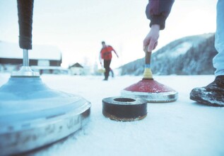 Ice skating at the recreational lake_icestick_Eastern Styria | © Seegasthof Breineder